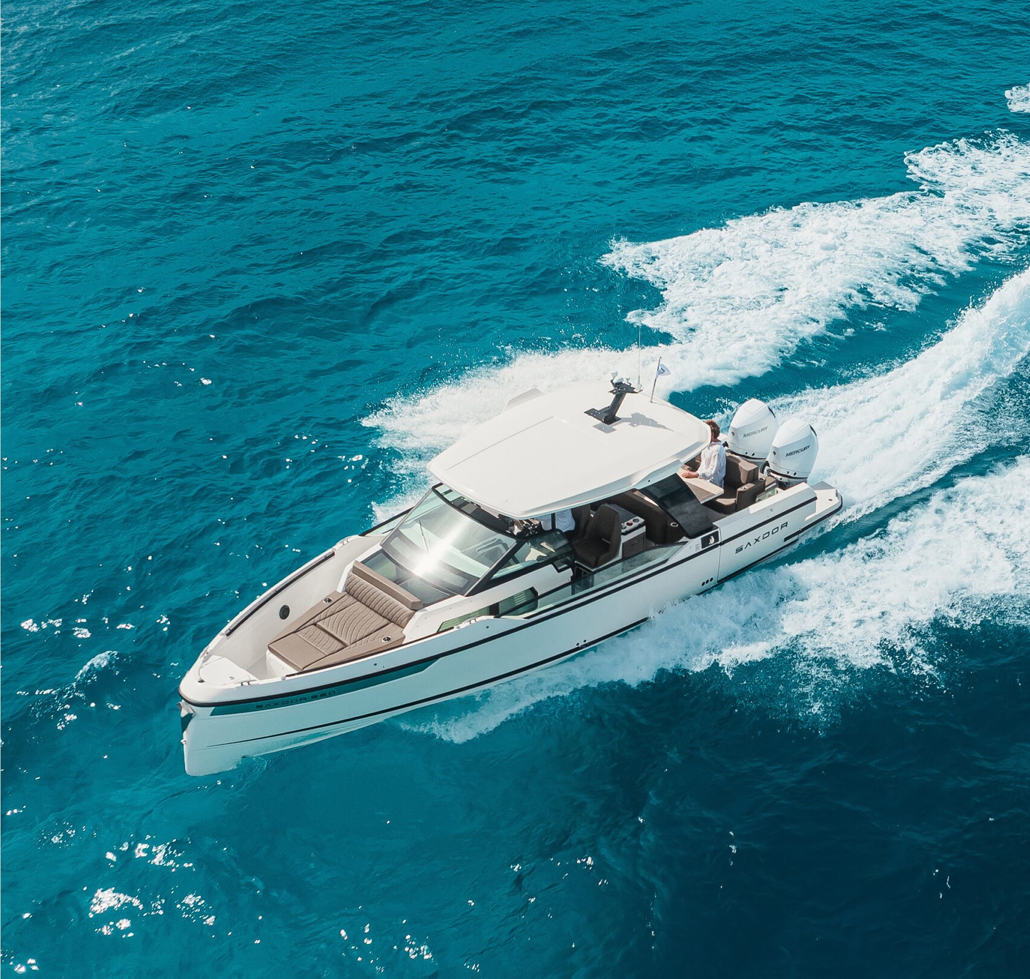 ROLAND STRASSER（ローランド　ストラッセル）、漕艇 High-Performance 32-ft Boat | Saxdor 320 GTO Showstopper