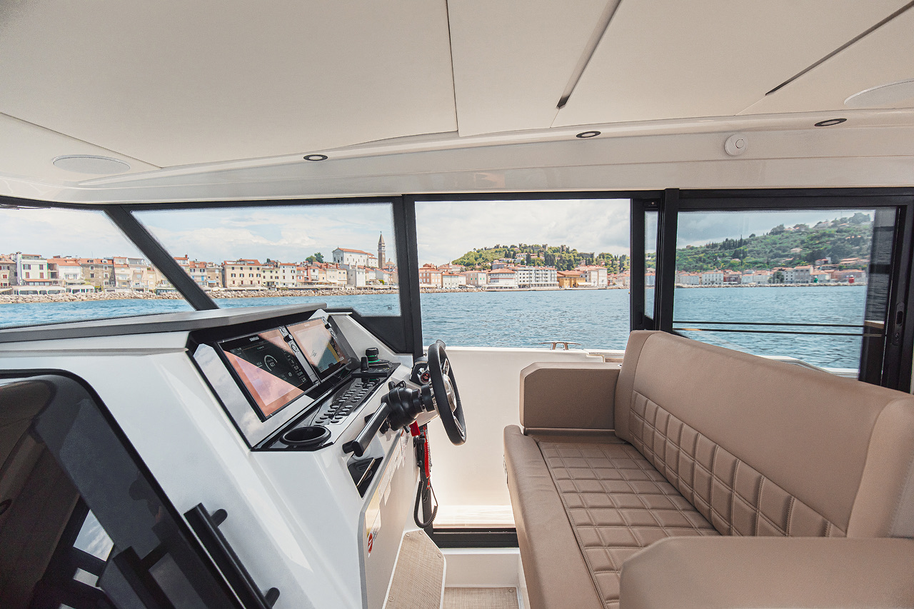All-Weather 10m Walkaround Boat | High-Performance 340 GTWA