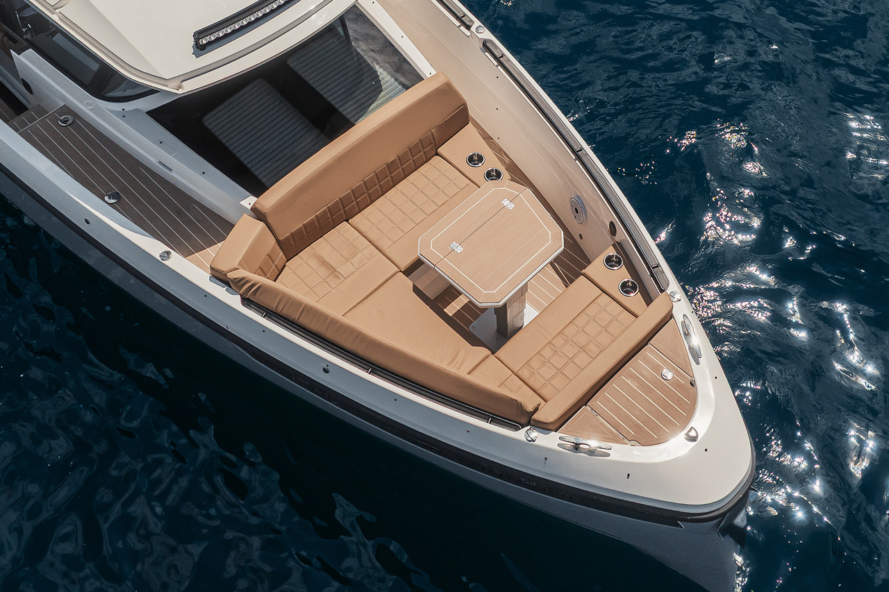 モコページ All-Weather 10m Walkaround Boat | High-Performance 340 GTWA