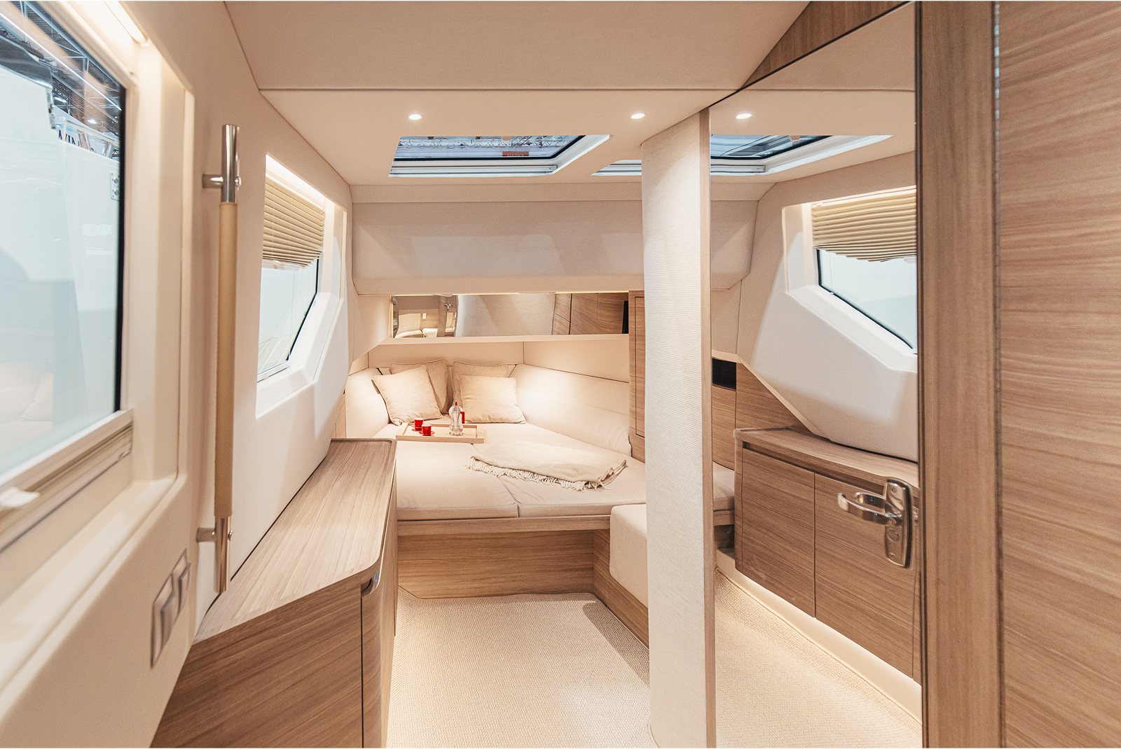 Saxdor 460 GTC forward cabin