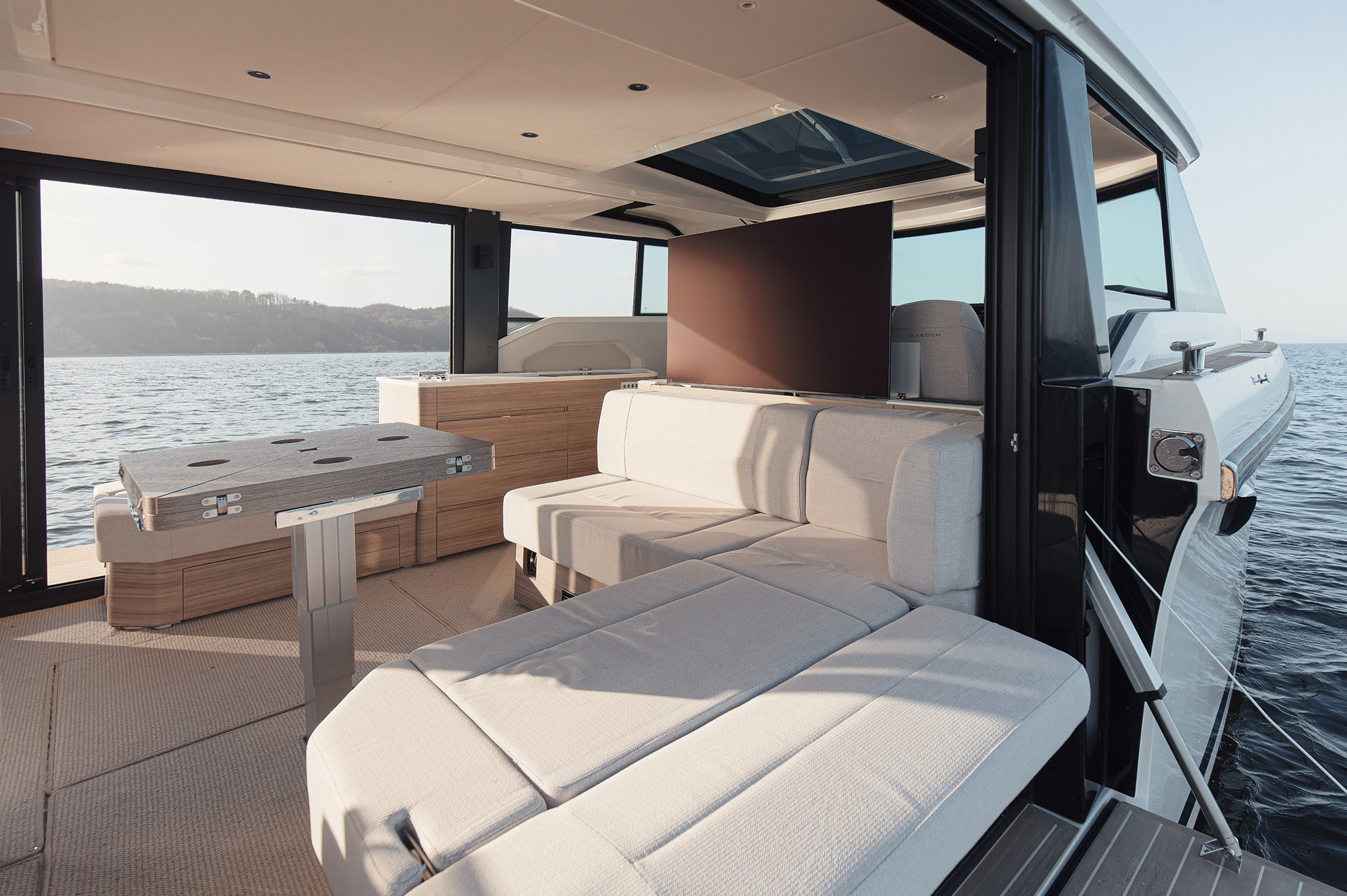 Saxdor 460 GTC wheelhouse interior